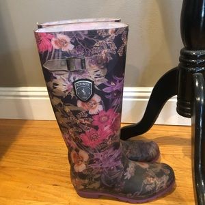 Hard to find Floral Kamik size 8 rain boots. Like new!